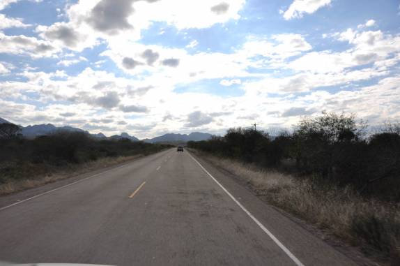 Viajando durante a tarde em estrada boliviana